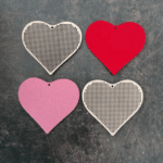 Drevená podložka na vyšívanie_ vzor_srdiečka v dvoch farbách