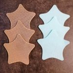 dreveny-podklad-hviezdicky-svetlo-modra-pls