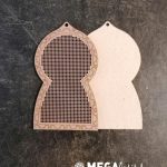 klucova-dierka-dreveny-podklad