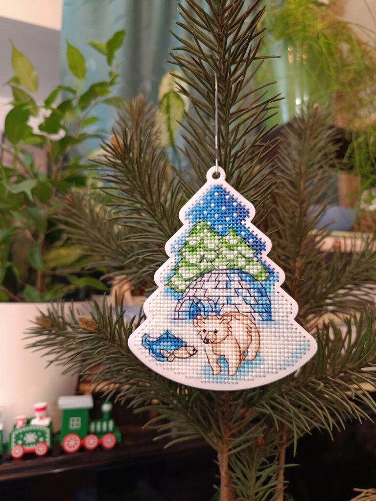 Vyšitý polárný macko s iglú